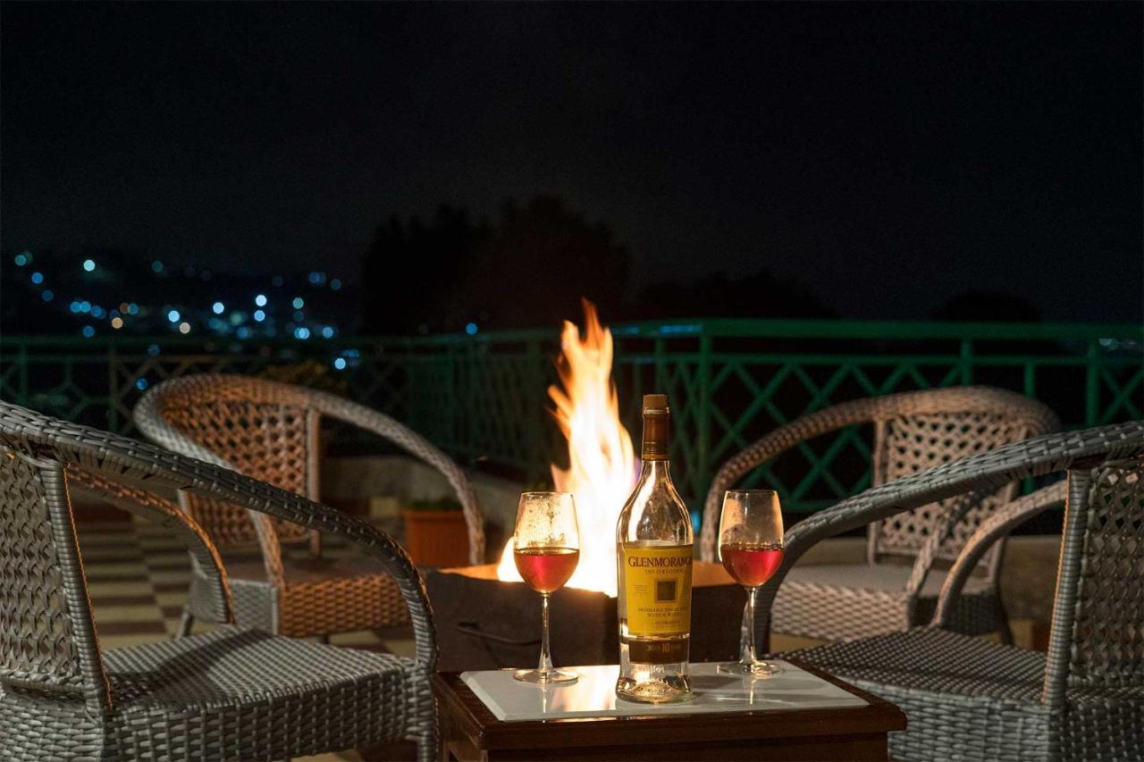 Stayvista At Cecil Cottages With Barbeque, Hill View カソーリ エクステリア 写真